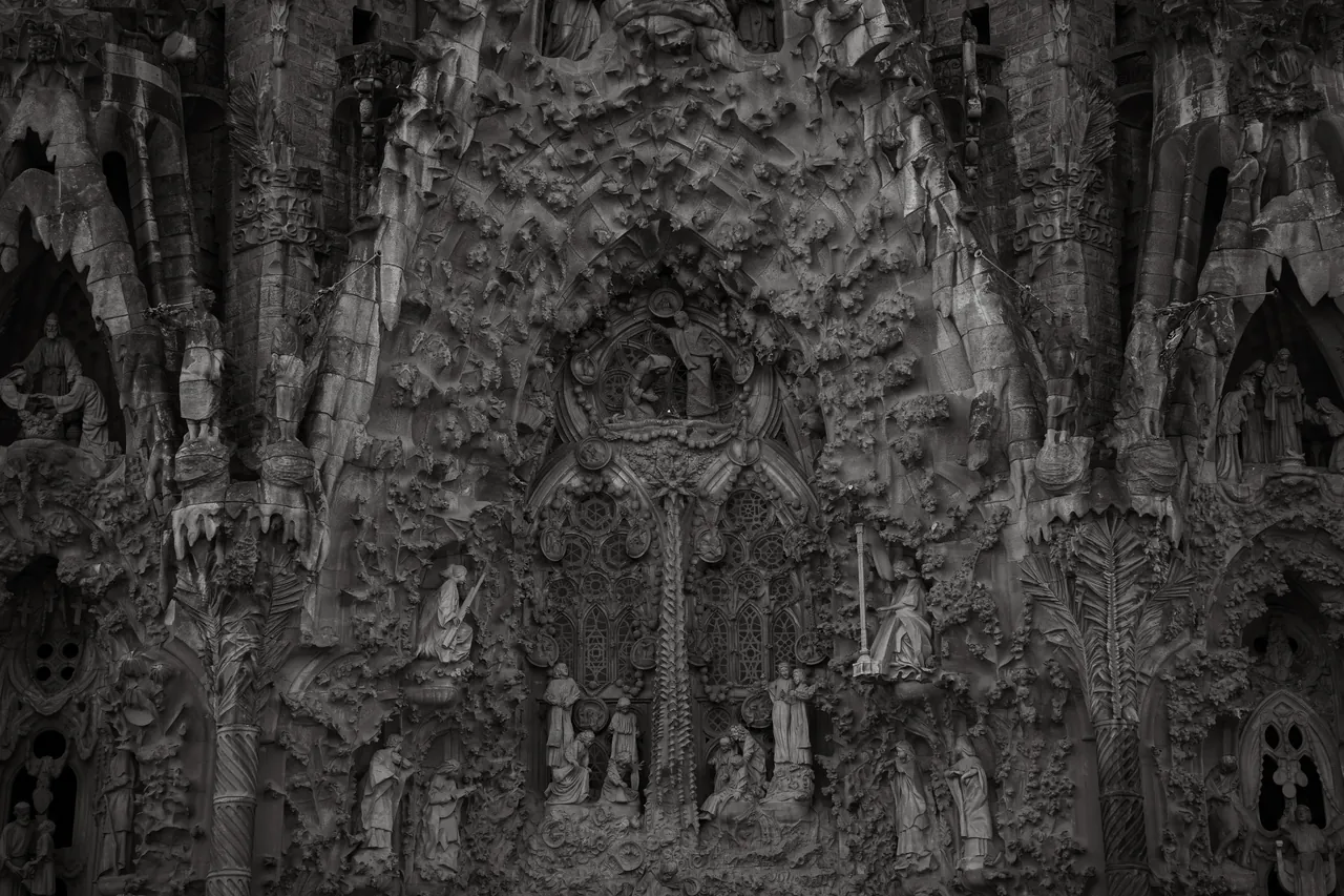 Detalle en blanco y negro de la piedra tallada de la Sagrada Família